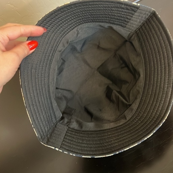 Reversible bucket hat daisies print/solid black. NWOT - Picture 6 of 9